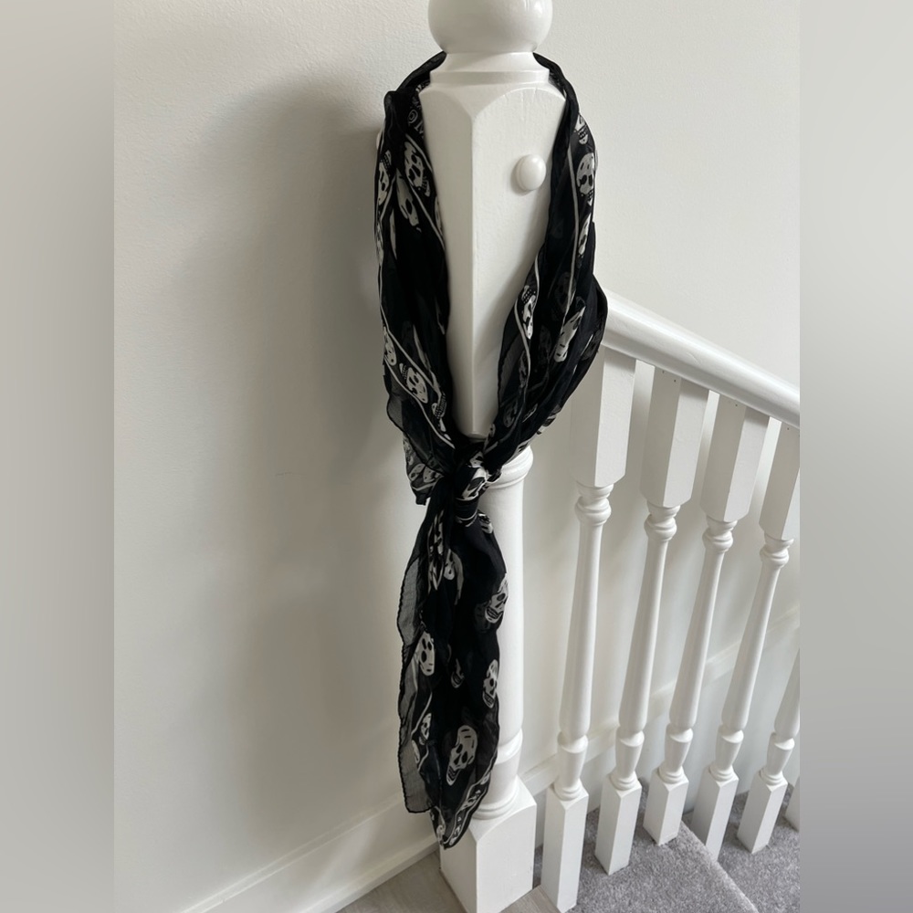 Alexander McQueen classic skeleton scarf in black